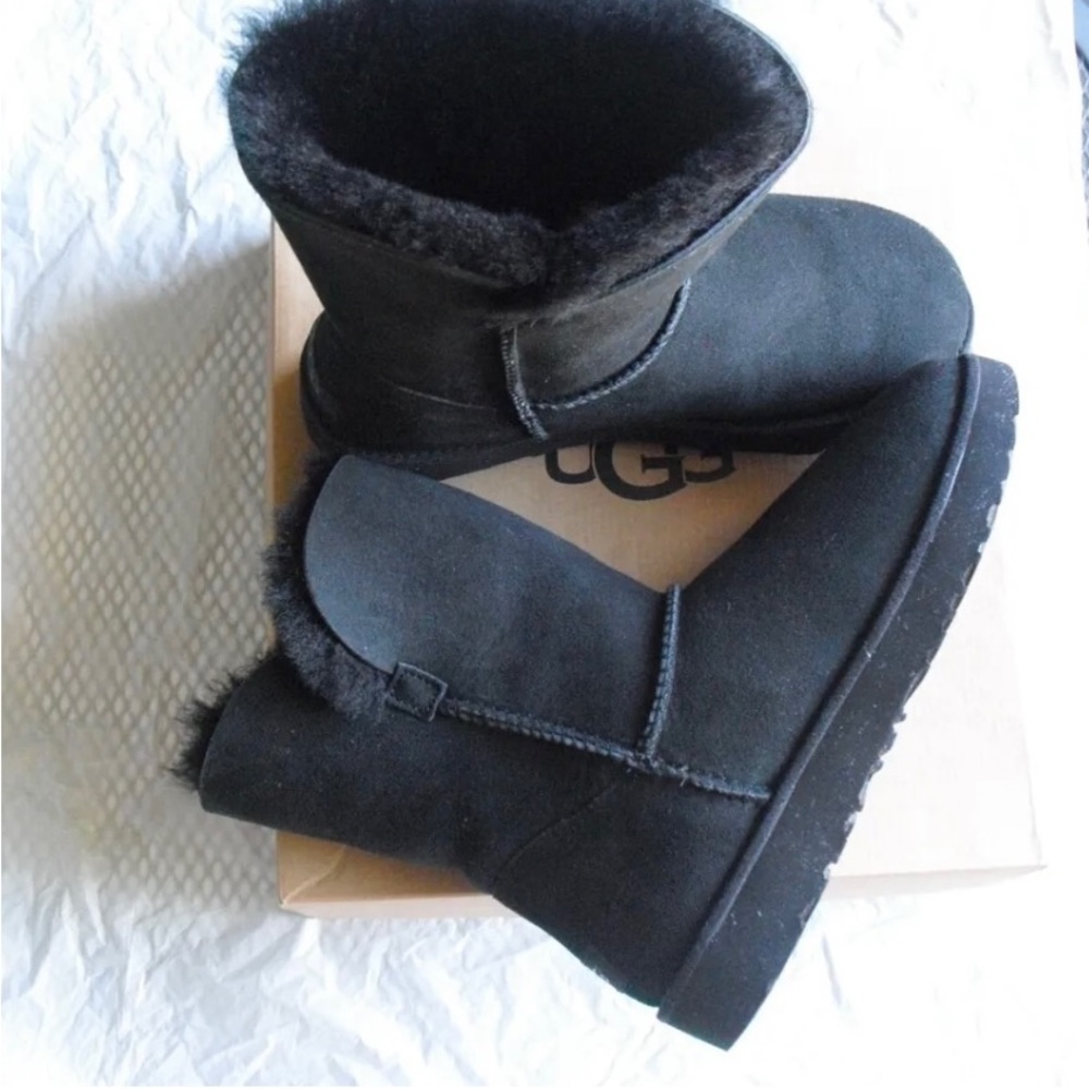 NIB Ugg Classic Cuff Black Fur Booties Boots. 8